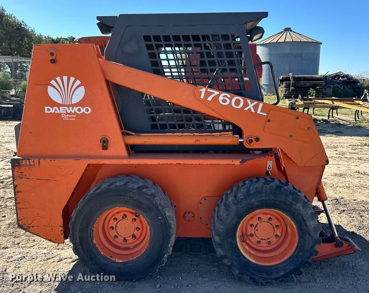 image for item ER8022 1998 Daewoo 1760 XL skid steer loader