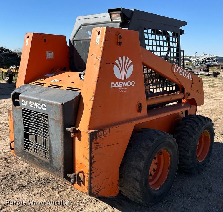 image for item ER8022 1998 Daewoo 1760 XL skid steer loader