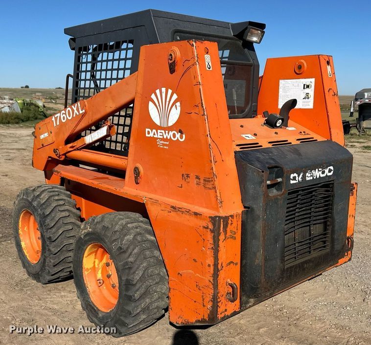 image for item ER8022 1998 Daewoo 1760 XL skid steer loader