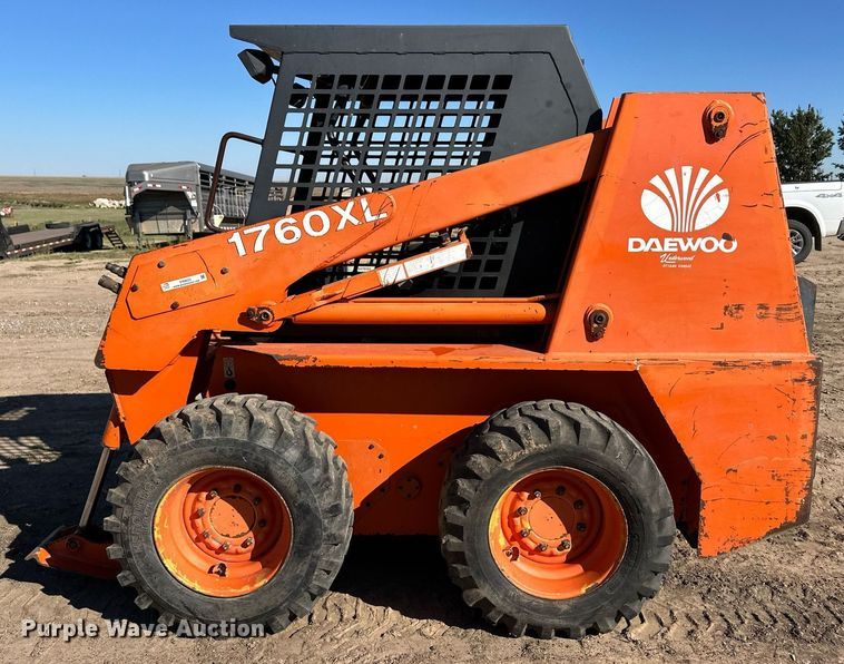 image for item ER8022 1998 Daewoo 1760 XL skid steer loader