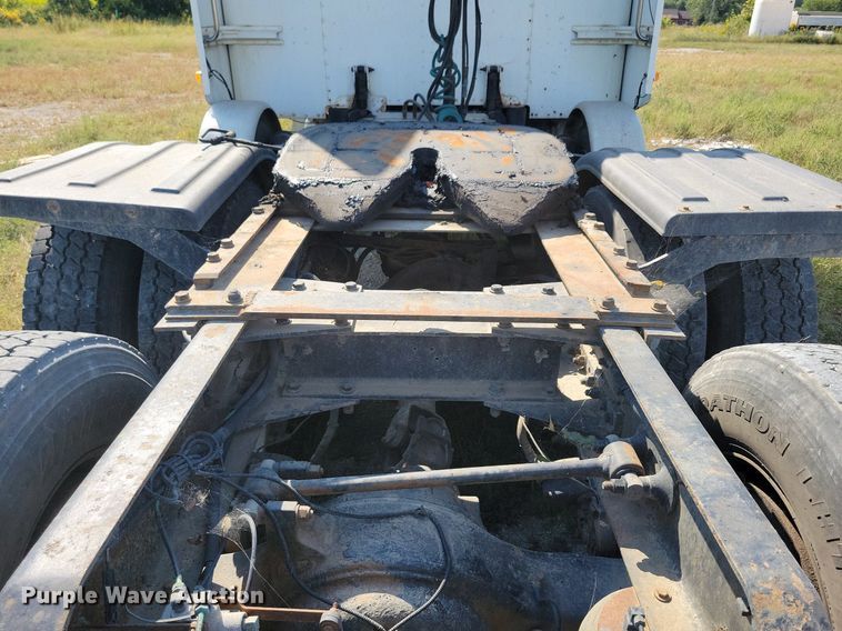 image for item JO9466 2003 Peterbilt  379 semi truck