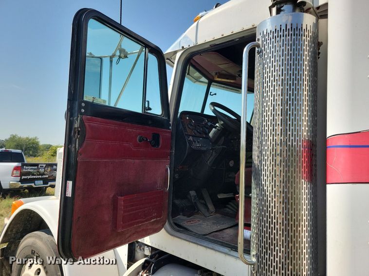 image for item JO9466 2003 Peterbilt  379 semi truck