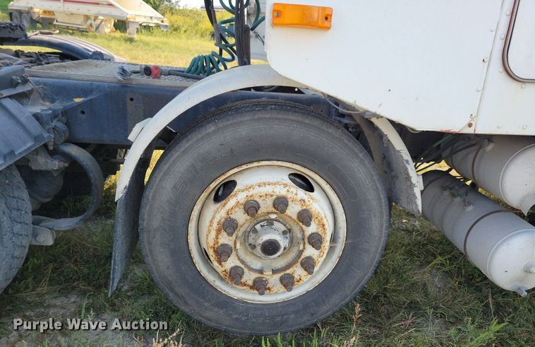 image for item JO9466 2003 Peterbilt  379 semi truck