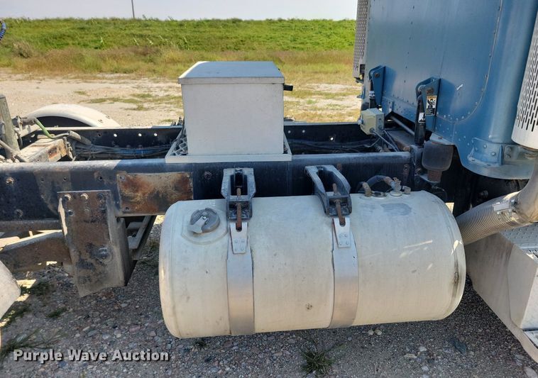 image for item JO9467 2006 Peterbilt 379 semi truck