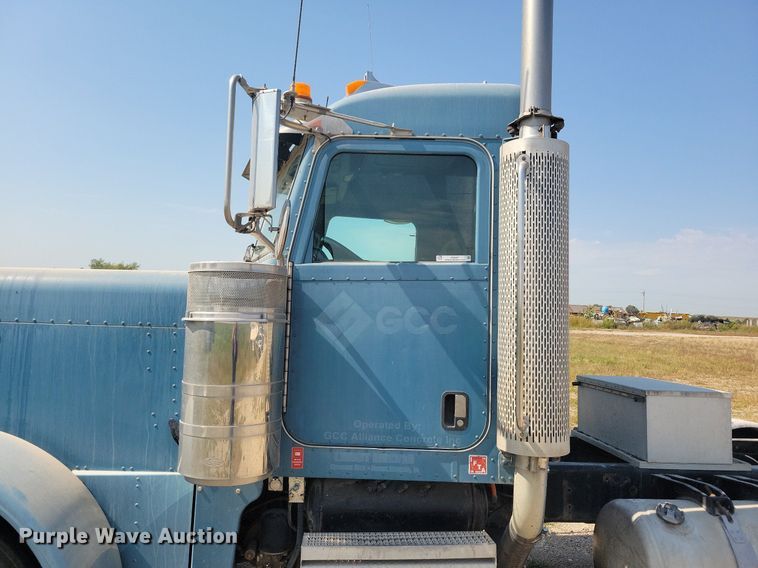 image for item JO9467 2006 Peterbilt 379 semi truck