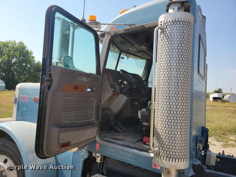 image for item JO9467 2006 Peterbilt 379 semi truck