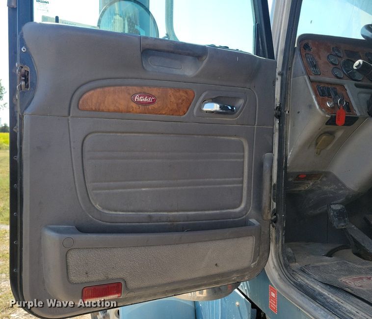 image for item JO9467 2006 Peterbilt 379 semi truck