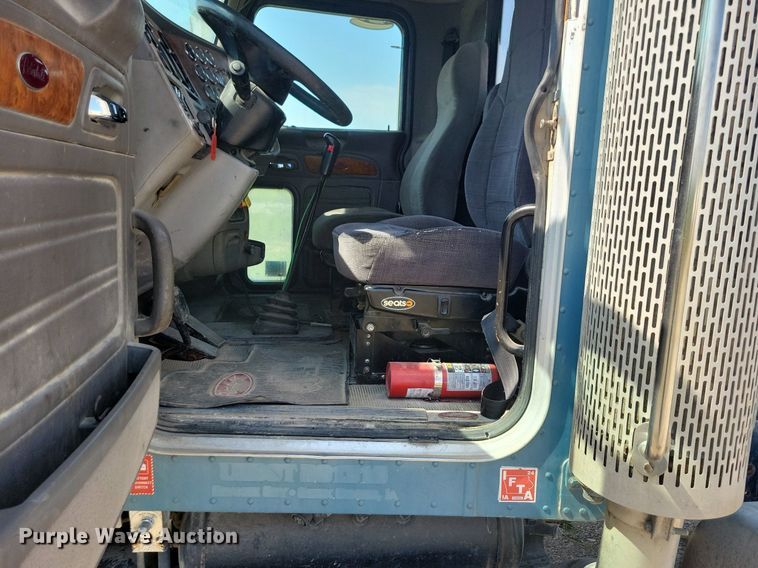 image for item JO9467 2006 Peterbilt 379 semi truck