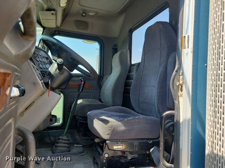 image for item JO9467 2006 Peterbilt 379 semi truck