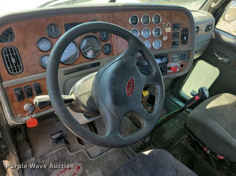 image for item JO9467 2006 Peterbilt 379 semi truck