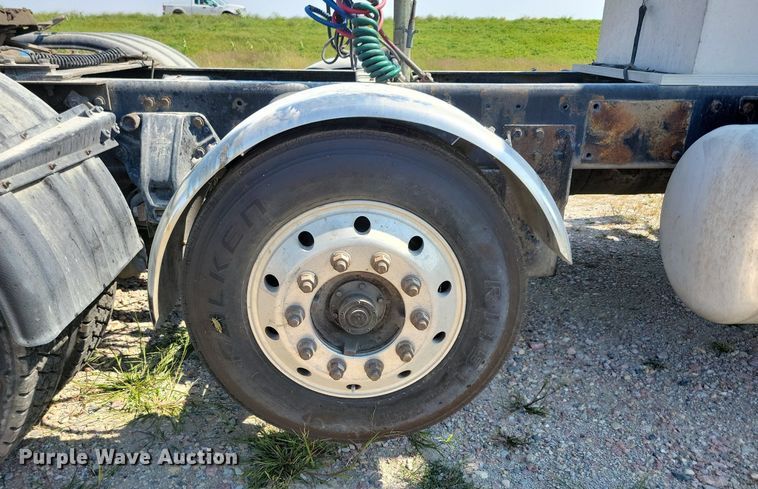 image for item JO9467 2006 Peterbilt 379 semi truck