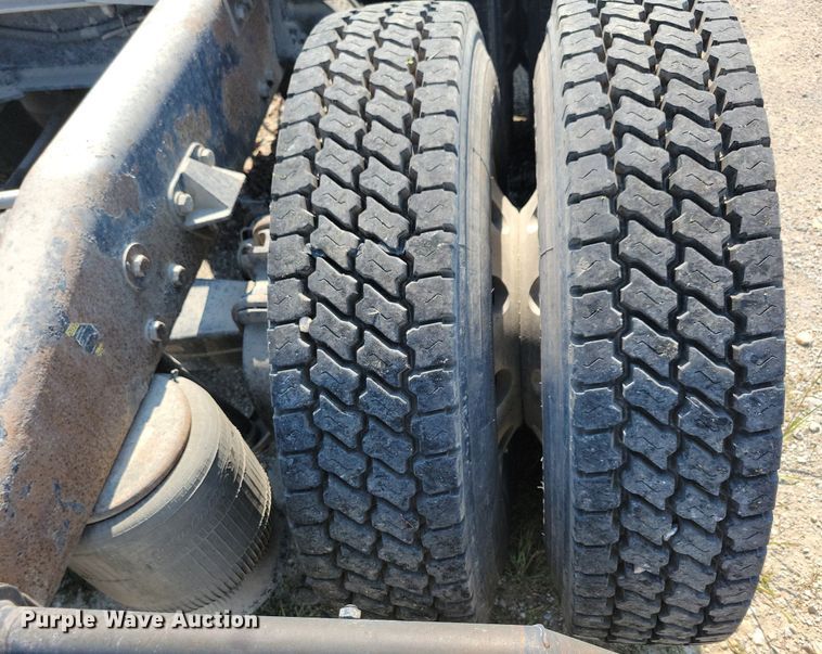 image for item JO9467 2006 Peterbilt 379 semi truck