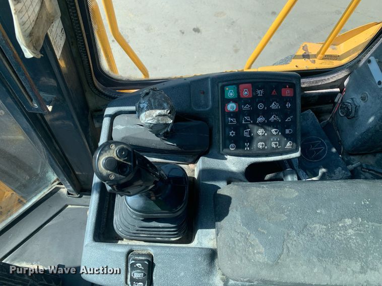 image for item JT9685 2012 John Deere  744K wheel loader