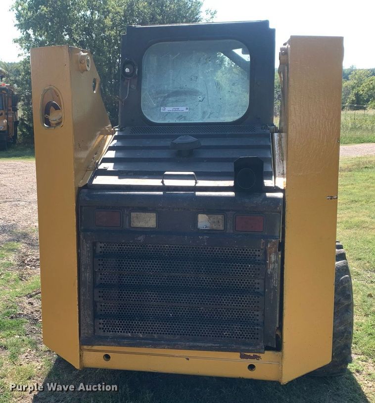 image for item JT9700 Gehl skid steer loader