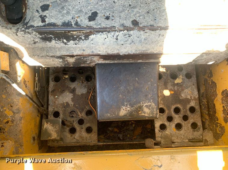 image for item JT9700 Gehl skid steer loader