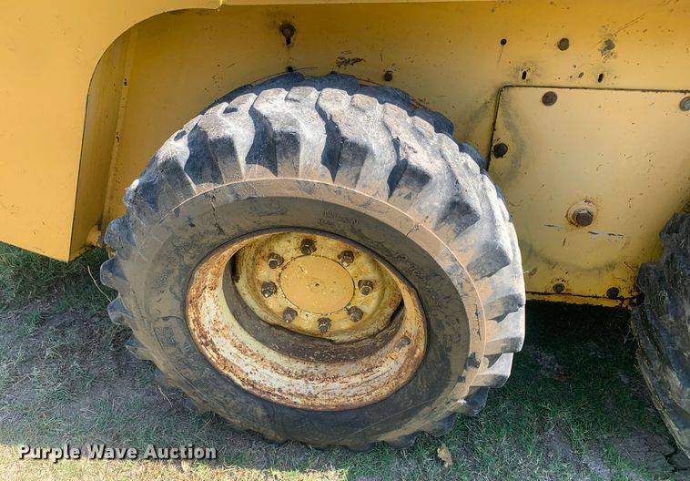 image for item JT9700 Gehl skid steer loader