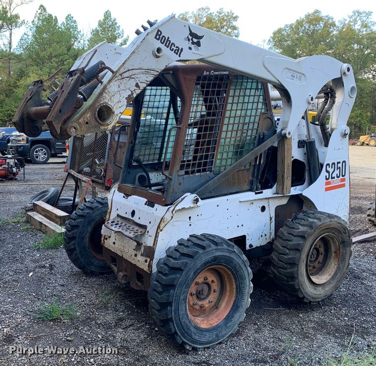image for item JT9742 2004 Bobcat  S250 skid steer loader