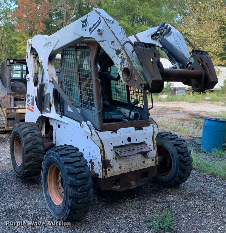 image for item JT9742 2004 Bobcat  S250 skid steer loader