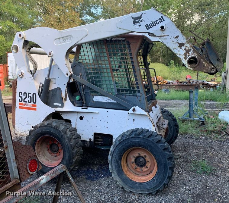 image for item JT9742 2004 Bobcat  S250 skid steer loader