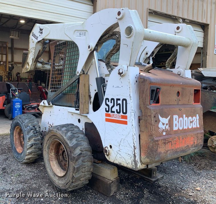 image for item JT9742 2004 Bobcat  S250 skid steer loader