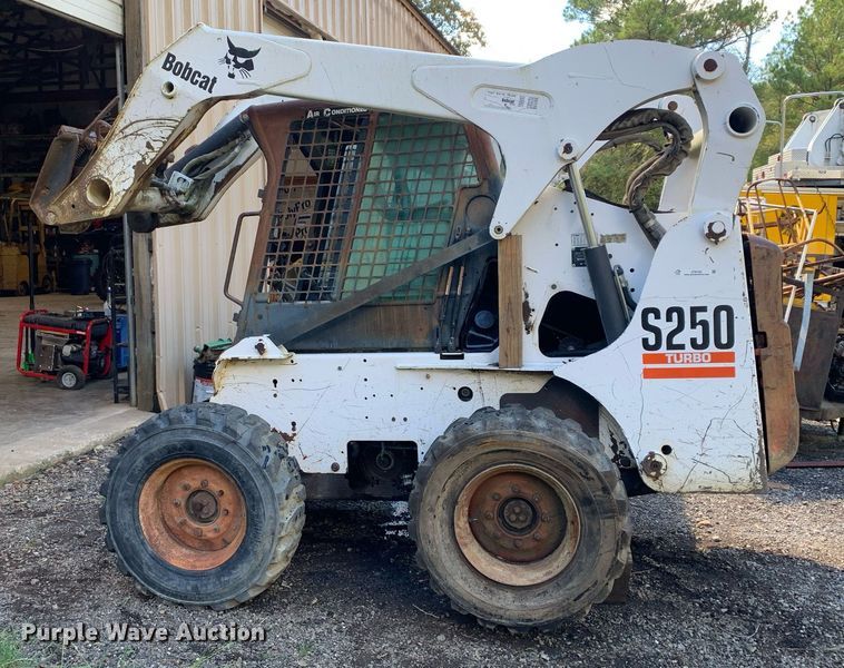 image for item JT9742 2004 Bobcat  S250 skid steer loader