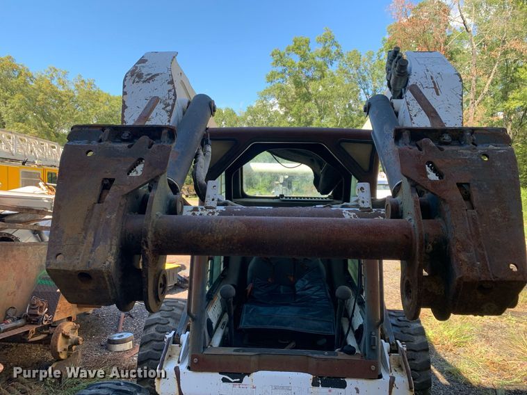image for item JT9742 2004 Bobcat  S250 skid steer loader