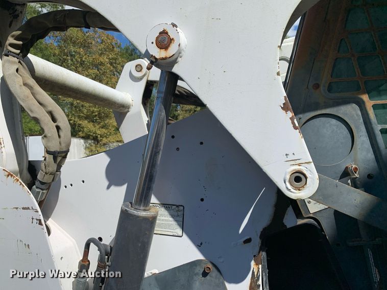 image for item JT9742 2004 Bobcat  S250 skid steer loader