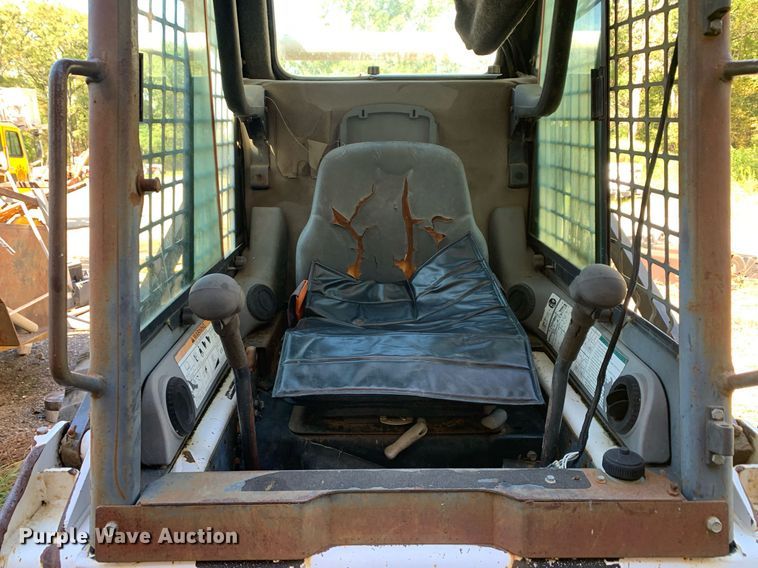 image for item JT9742 2004 Bobcat  S250 skid steer loader