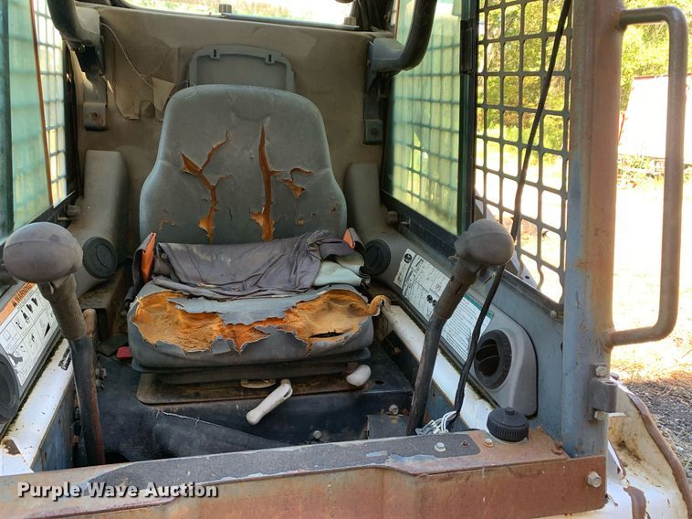 image for item JT9742 2004 Bobcat  S250 skid steer loader