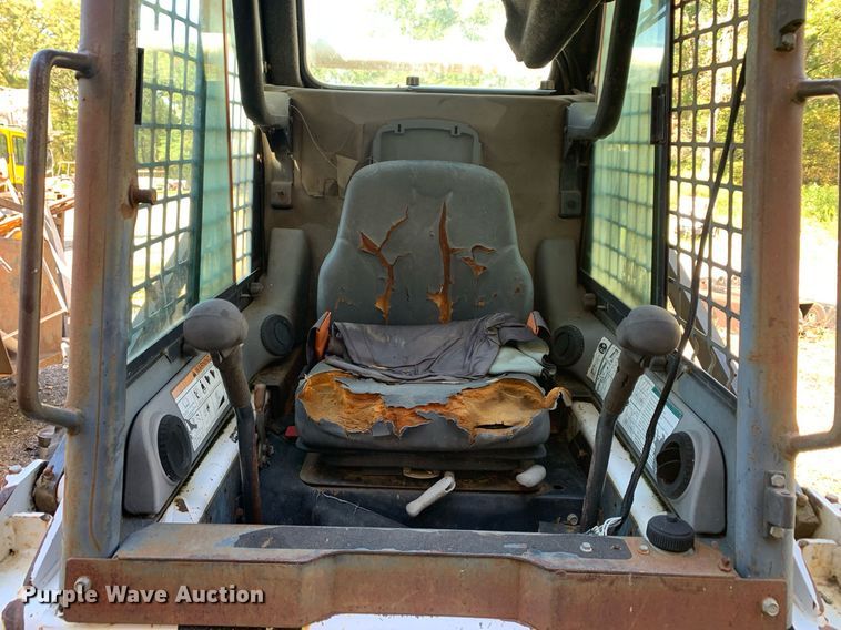image for item JT9742 2004 Bobcat  S250 skid steer loader