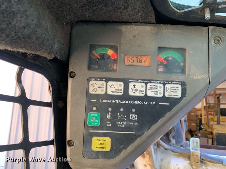 image for item JT9742 2004 Bobcat  S250 skid steer loader