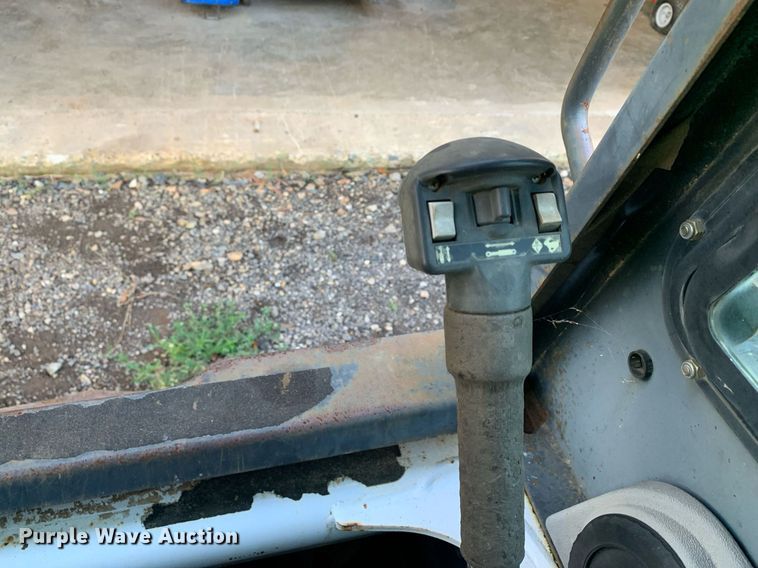 image for item JT9742 2004 Bobcat  S250 skid steer loader