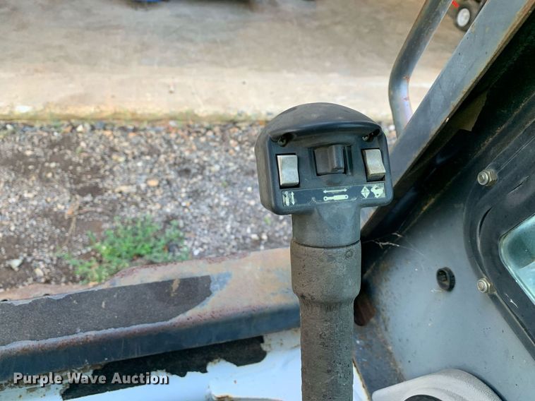 image for item JT9742 2004 Bobcat  S250 skid steer loader