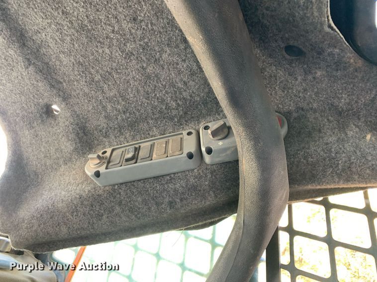 image for item JT9742 2004 Bobcat  S250 skid steer loader