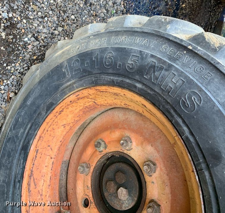 image for item JT9742 2004 Bobcat  S250 skid steer loader