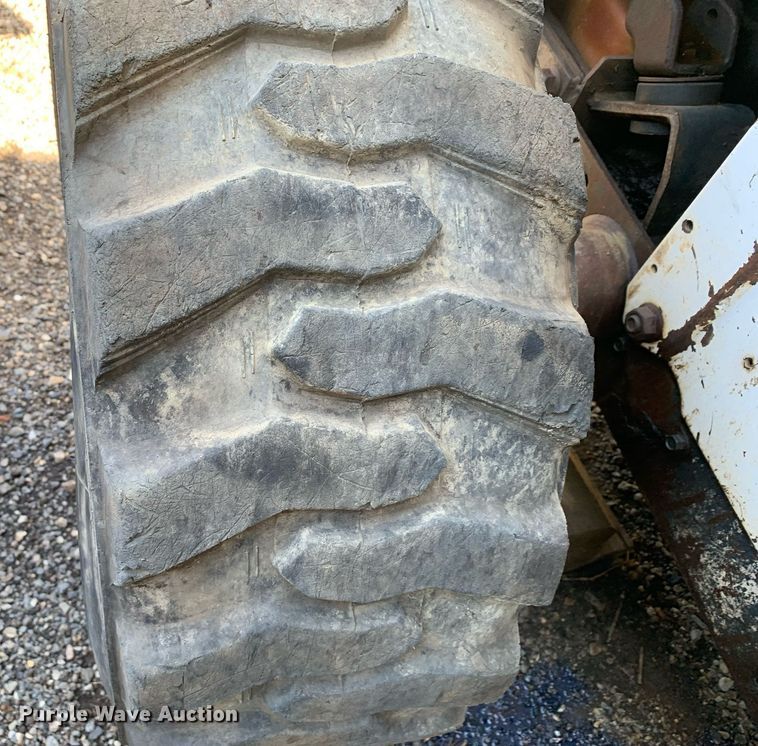 image for item JT9742 2004 Bobcat  S250 skid steer loader