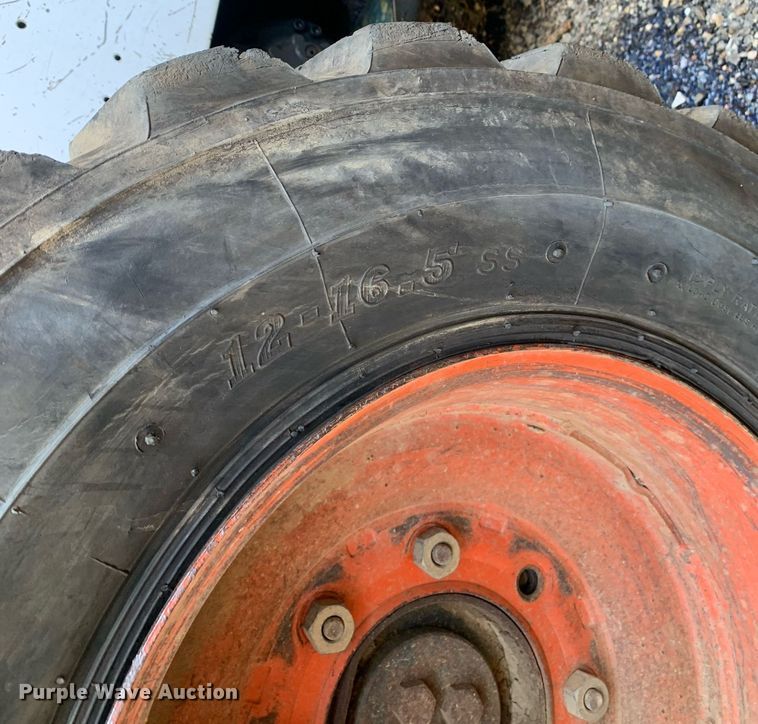 image for item JT9742 2004 Bobcat  S250 skid steer loader