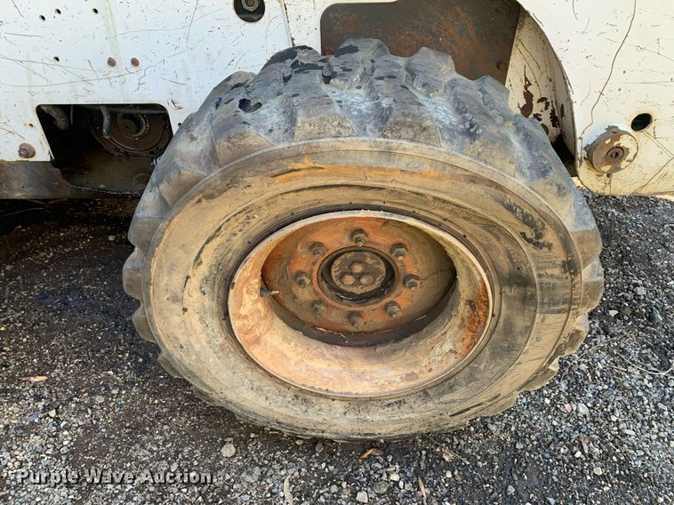 image for item JT9742 2004 Bobcat  S250 skid steer loader