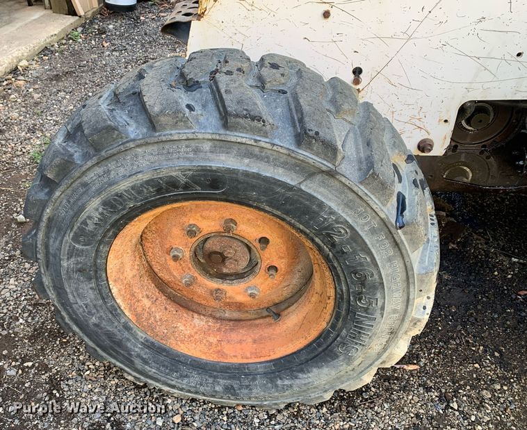 image for item JT9742 2004 Bobcat  S250 skid steer loader