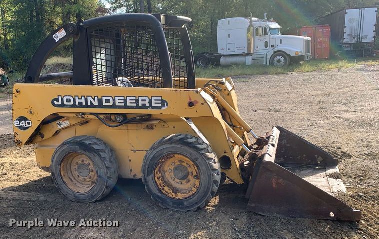image for item JT9750 1999 John Deere  240 skid steer loader