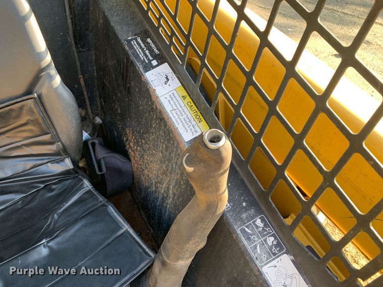 image for item JT9750 1999 John Deere  240 skid steer loader