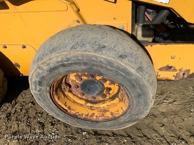 image for item JT9750 1999 John Deere  240 skid steer loader