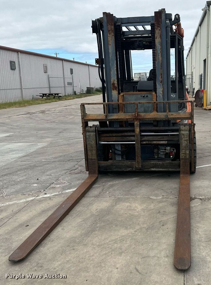 image for item MV9187 2000 Linde H70D forklift