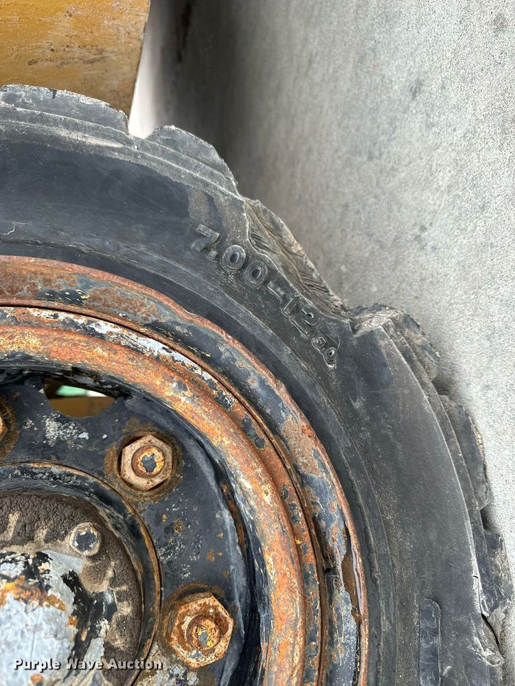 image for item MV9188 1997 Daewoo D40S forklift