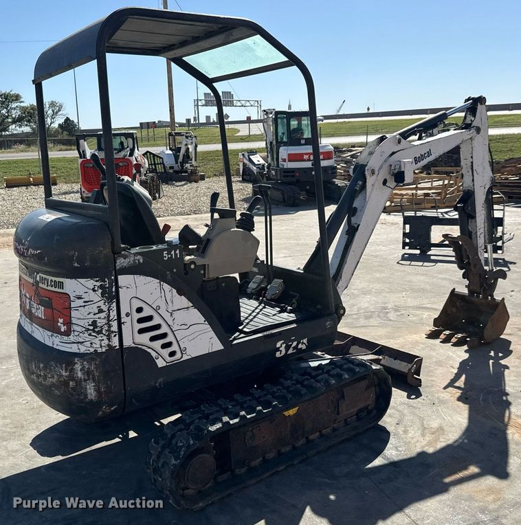 image for item MV9269 2014 Bobcat 324M mini excavator