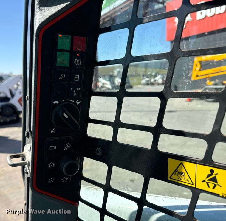 image for item MV9270 2022 Bobcat  S76 skid steer loader