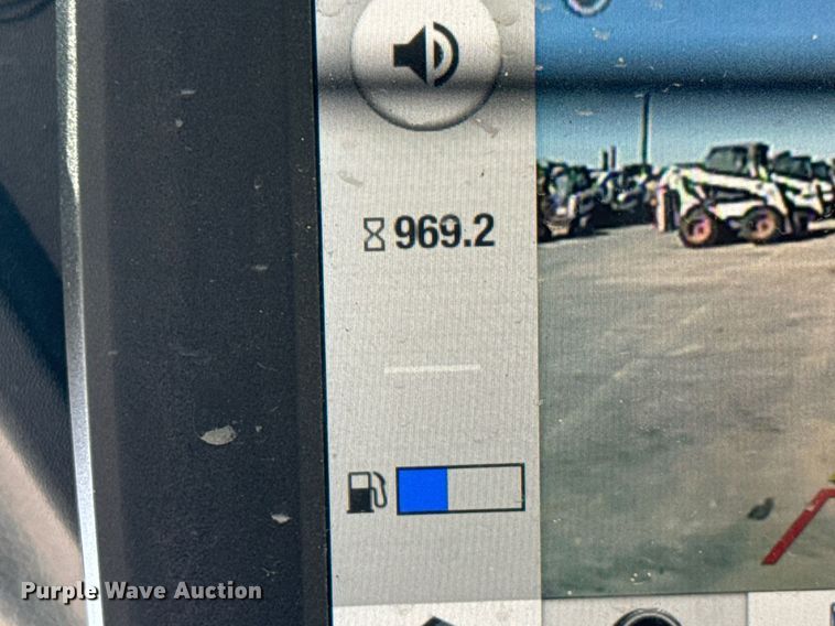 image for item MV9270 2022 Bobcat  S76 skid steer loader