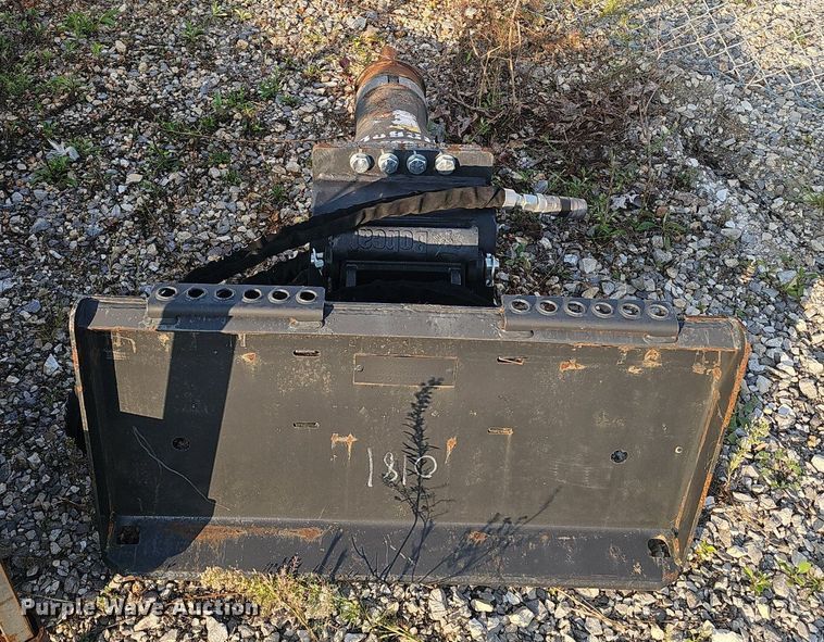 image for item NX9217 2019 Bobcat HB680 skid steer breaker