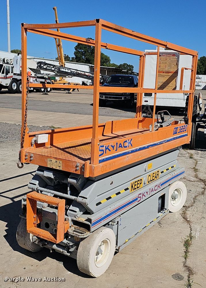 image for item NX9358 2000 Skyjack  SJIII 3220 scissor lift