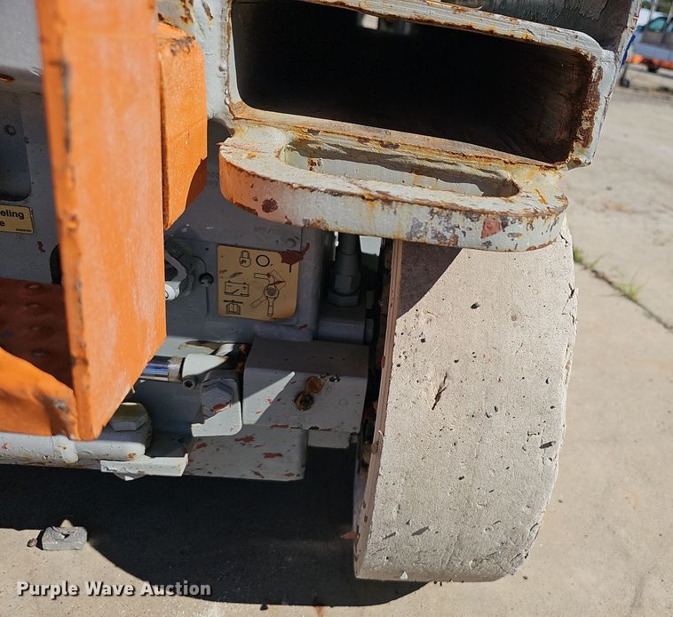 image for item NX9358 2000 Skyjack  SJIII 3220 scissor lift